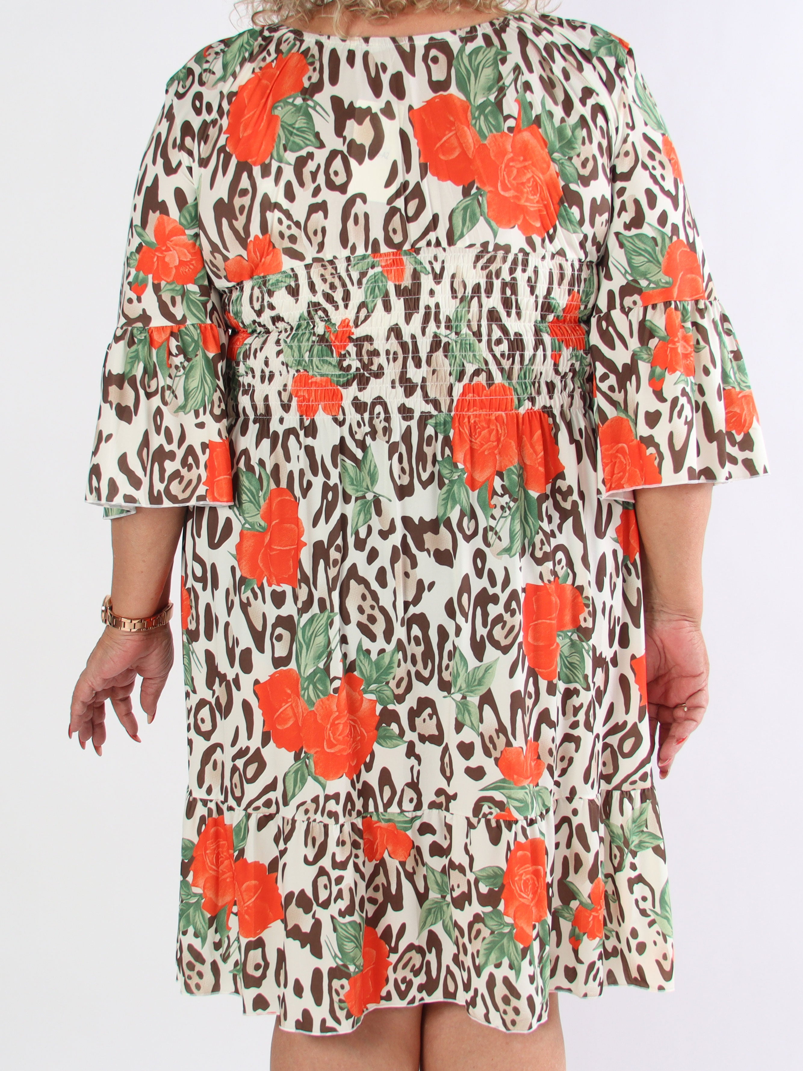 Flora Leo - Sød plus size kjole i elastisk stof og smock i taljen